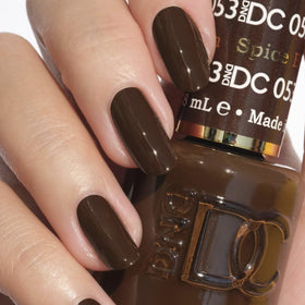 DAISY DND gel bottle close-up label highlighting pigment and control