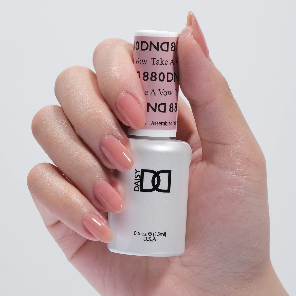 DAISY DND gel bottle close-up label highlighting shade and professional finish
