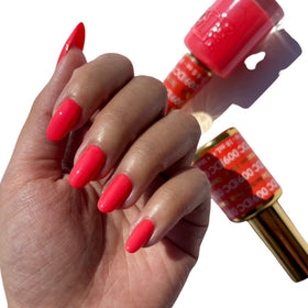 DAISY DND close-up of gel and lacquer brushes demonstrating smooth application control and even coverage