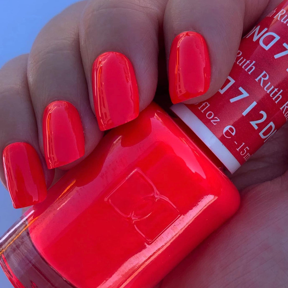 DAISY DND gel brush close-up displaying smooth gel consistency for precise application
