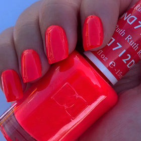 DAISY DND gel brush close-up displaying smooth gel consistency for precise application