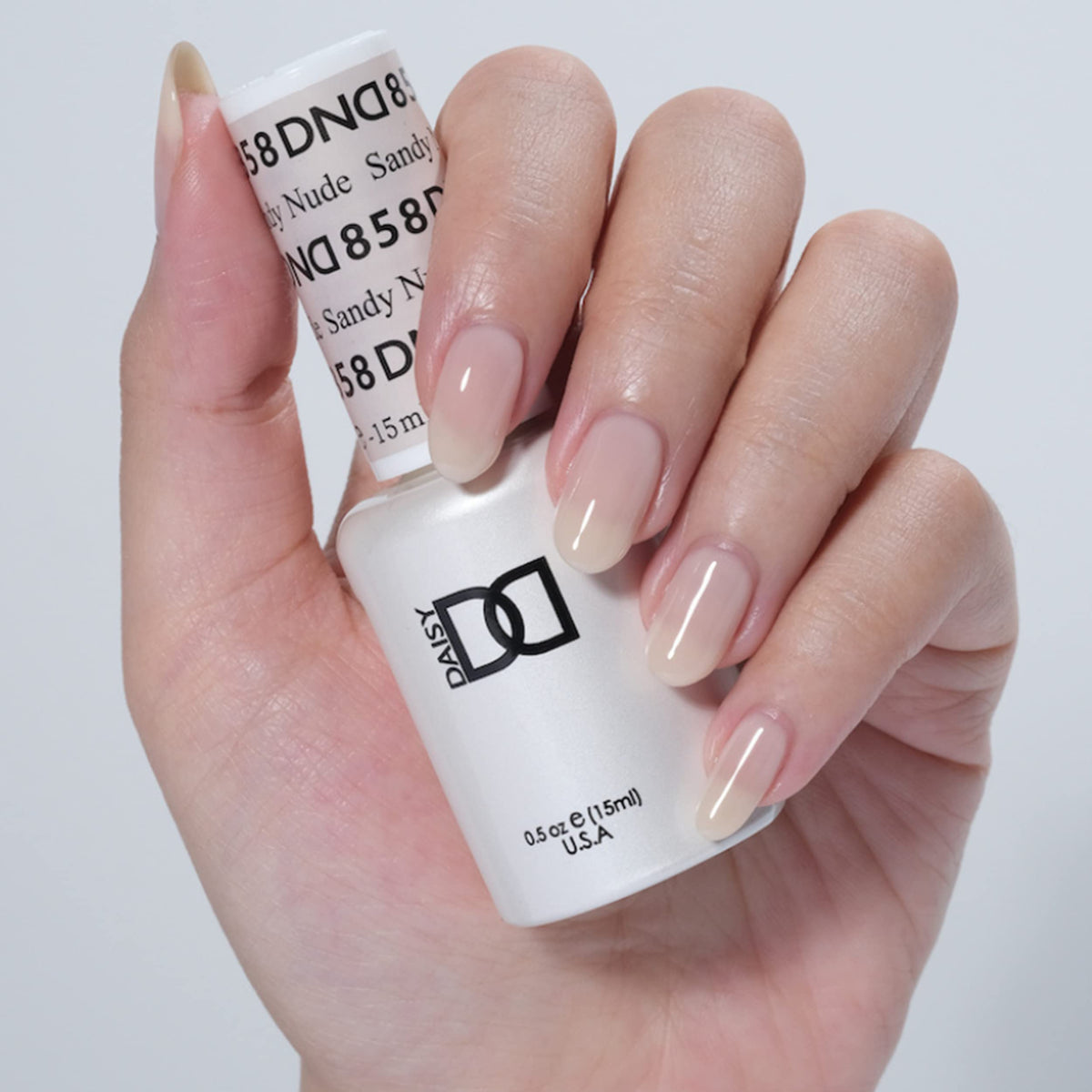 DAISY DND gel brush close-up showing smooth pigment flow
