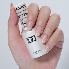 DAISY DND gel brush close-up showing smooth pigment flow