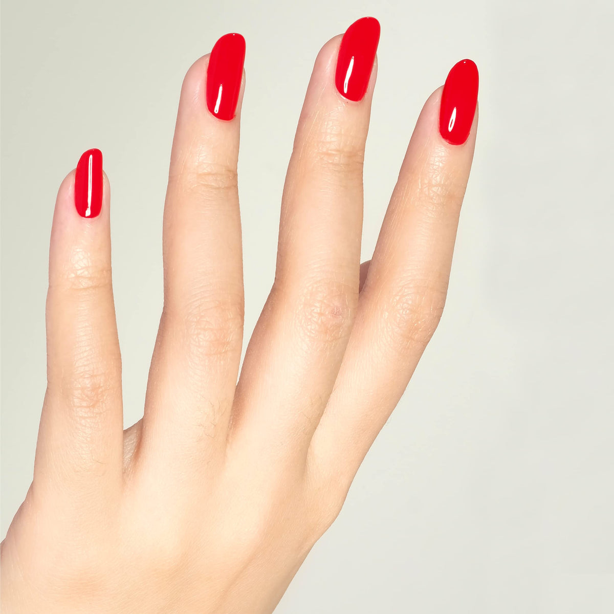 DAISY DND gel polish bottle close-up highlighting smooth brush and opaque coverage benefit