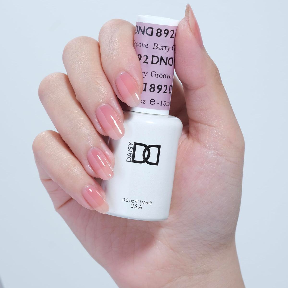 DAISY DND lacquer bottle close-up displaying cap and quick air-dry benefit