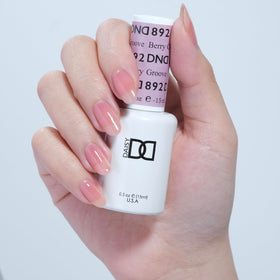 DAISY DND lacquer bottle close-up displaying cap and quick air-dry benefit
