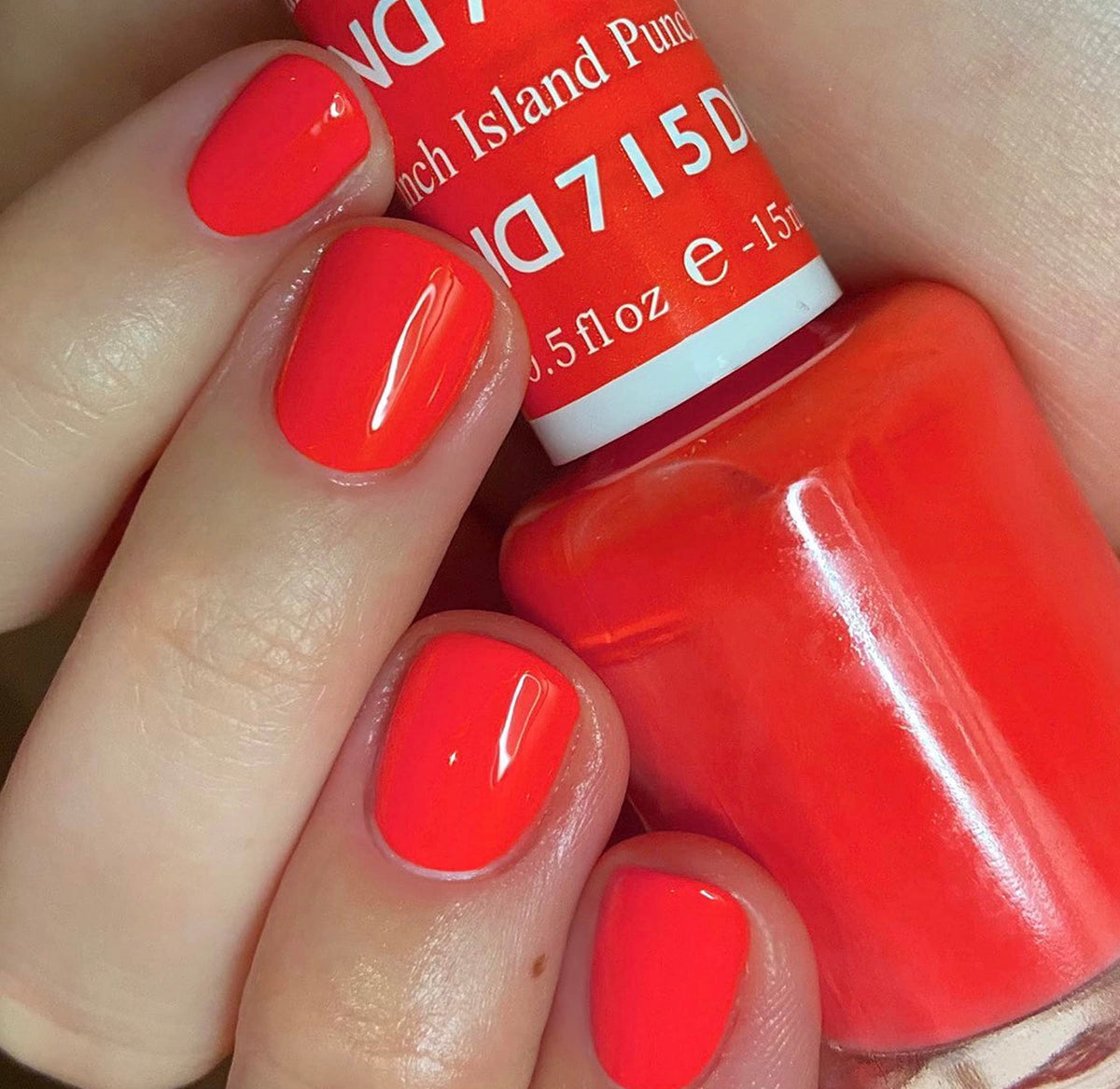 DAISY DND lifestyle pedicure at beach showcasing vibrant summer look
