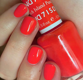 DAISY DND lifestyle pedicure at beach showcasing vibrant summer look