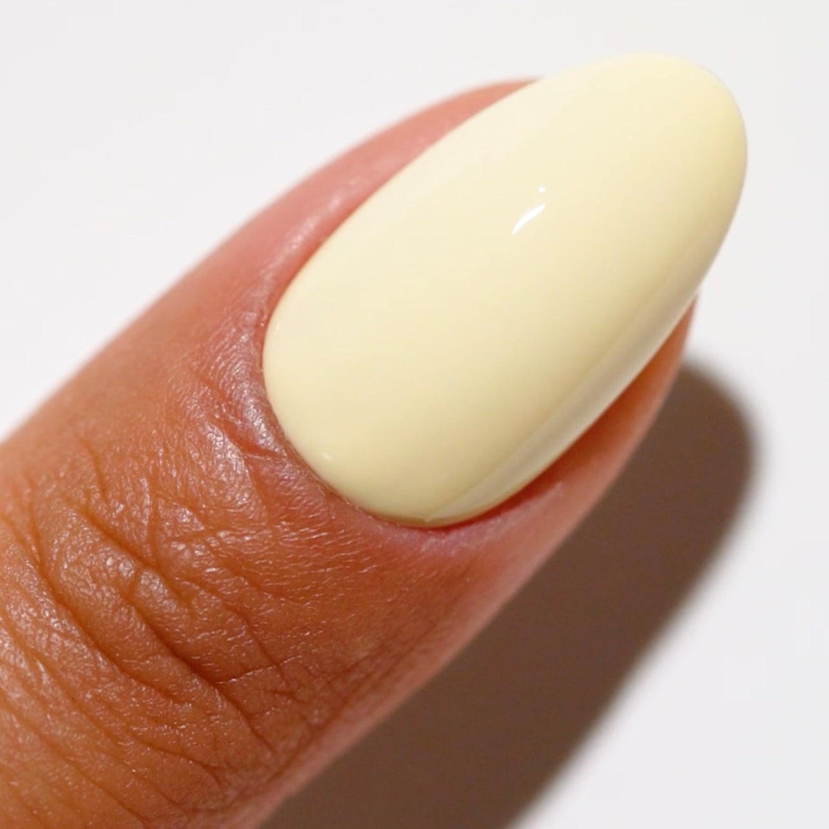 DAISY DND hands outdoors wearing Dainty Daisies showing flattering everyday style benefit