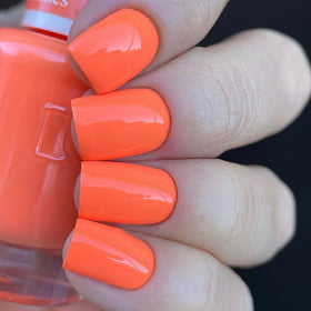 DAISY DND gel polish bottle close-up highlighting rich pigment and smooth finish