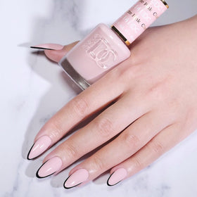 DAISY DND gel brush close-up showing smooth polish application for precision