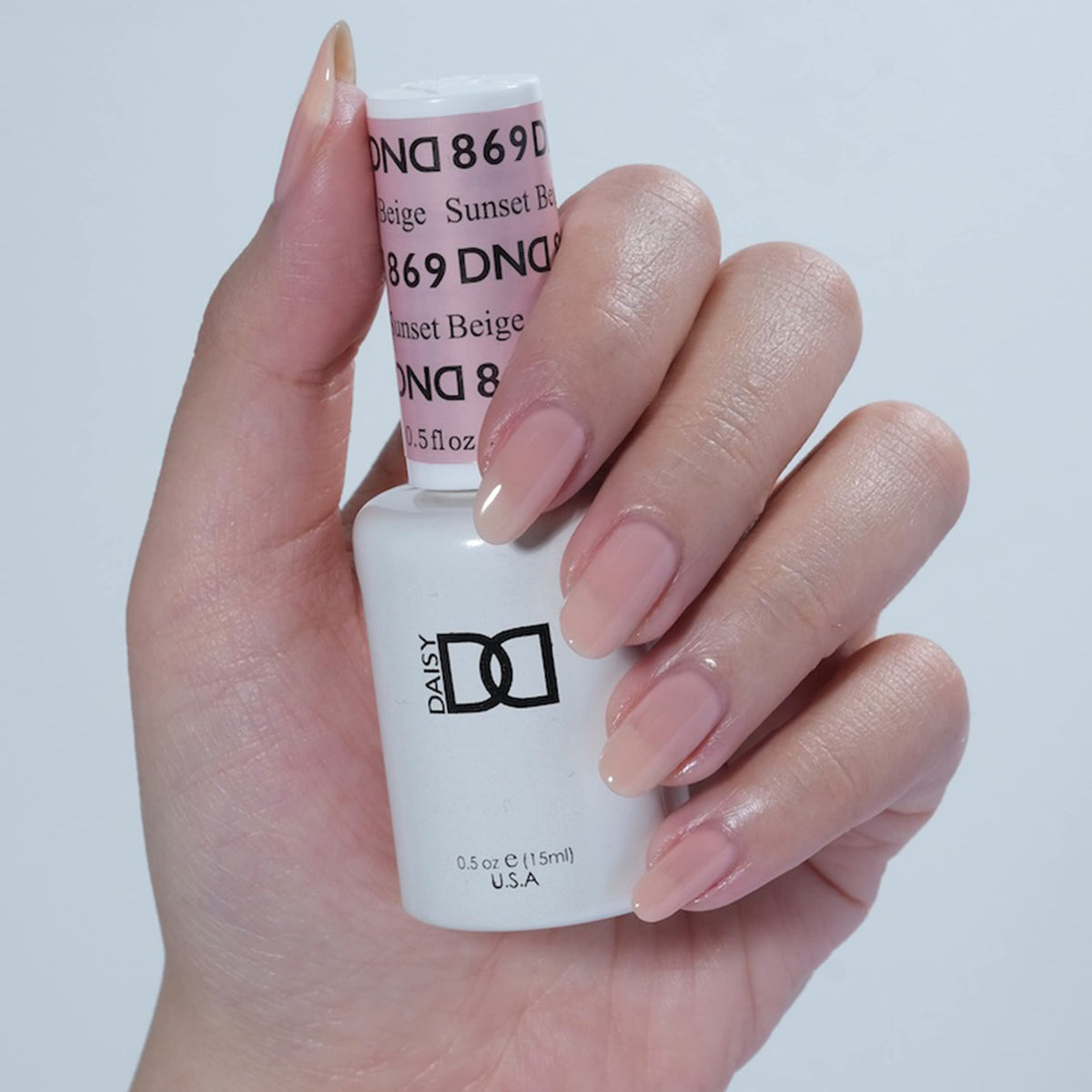 DAISY DND bottle label close-up highlighting shade name and formula benefits