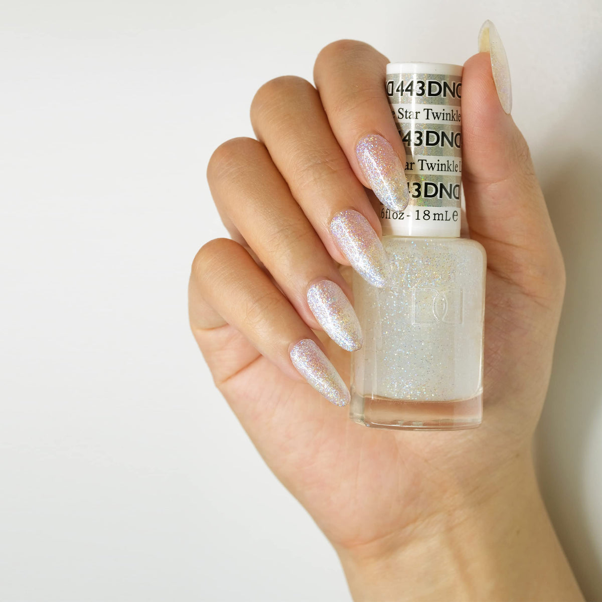 DAISY DND gel bottle close-up highlighting applicator and pigmentation