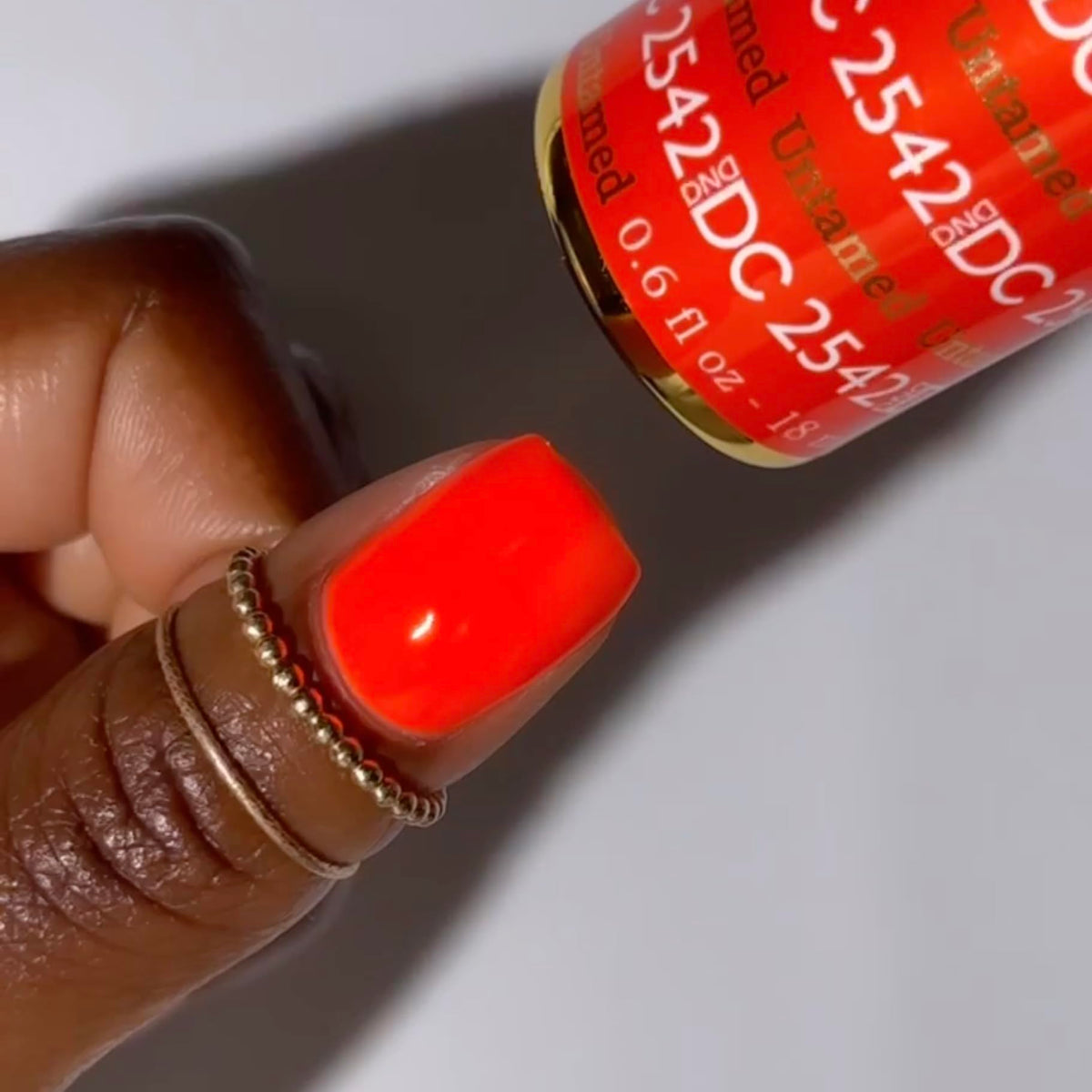 DAISY DND air-dry lacquer bottle close-up highlighting color match