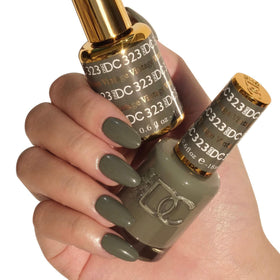 DAISY DND close-up of Vintage 323 polish texture highlighting smooth pigmentation