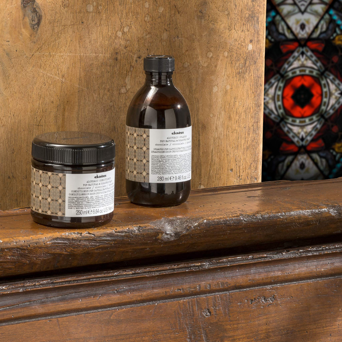 Jojoba oil droplet with Davines Alchemic Chocolate indicating lightweight hydration benefit