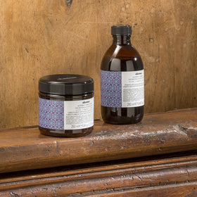 Davines Alchemic Shampoo Silver close-up violet tint in formula showing neutralizing benefit