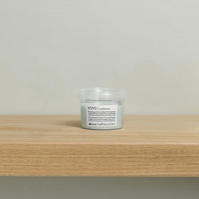 Davines MINU bottle cap detail highlighting secure closure for leak-free travel