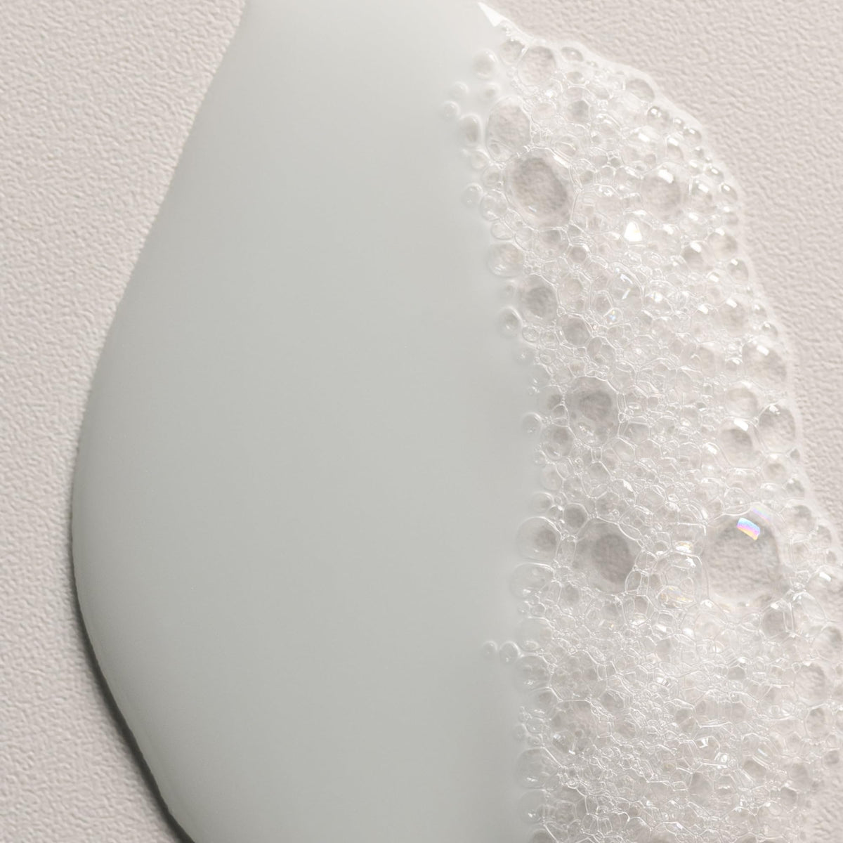 Davines MINU caper blossom close-up showing natural extract and protective benefit