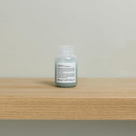 Davines MINU shampoo texture foam demonstrating gentle lather and hydration