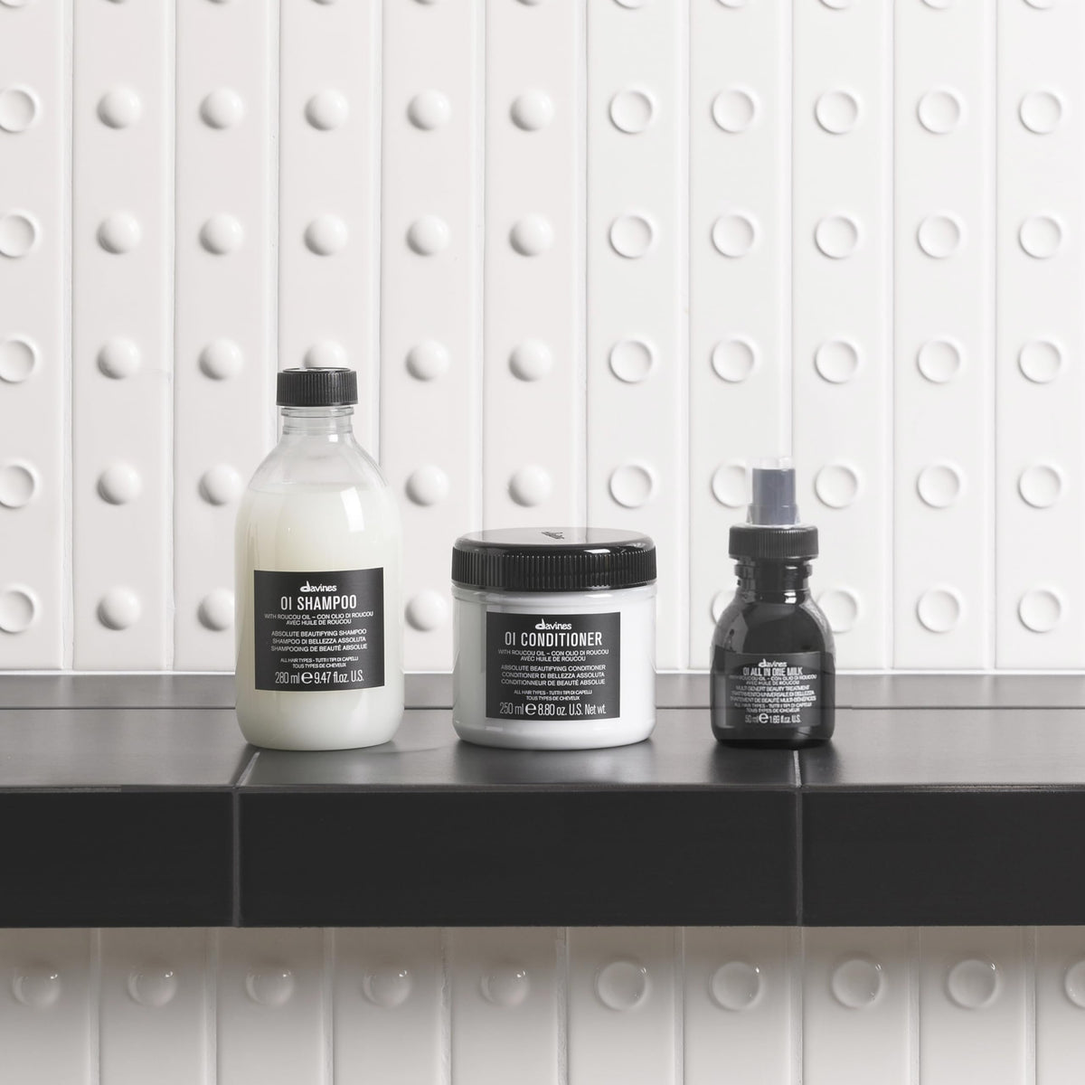Davines OI bottle label close-up emphasizing roucou oil and antioxidant benefit
