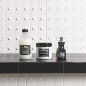 Davines OI bottle label close-up emphasizing roucou oil and antioxidant benefit