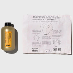 davines pouring a small drop of fluid demonstrating quick absorption and light hydration