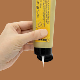 Davines texture drop on fingers showing lightweight moisturizing fluid