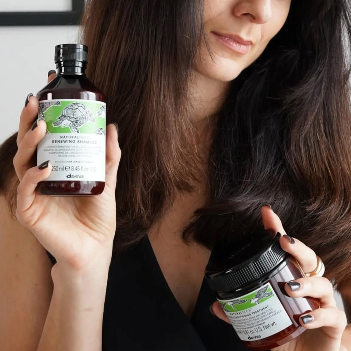 Davines renewing shampoo with spinach extract visualizing antioxidant benefit