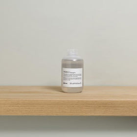 Davines VOLU pump close-up highlighting easy dispensing advantage