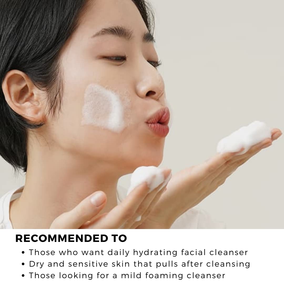 DearKlairs ingredient shot highlighting hyaluronic acid and ceramide benefits