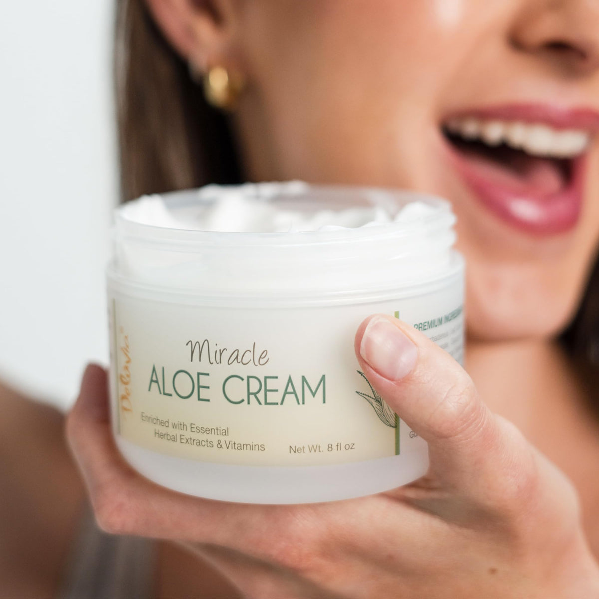 DELÚVIA cream texture close-up revealing smooth non-greasy finish, shows absorbency