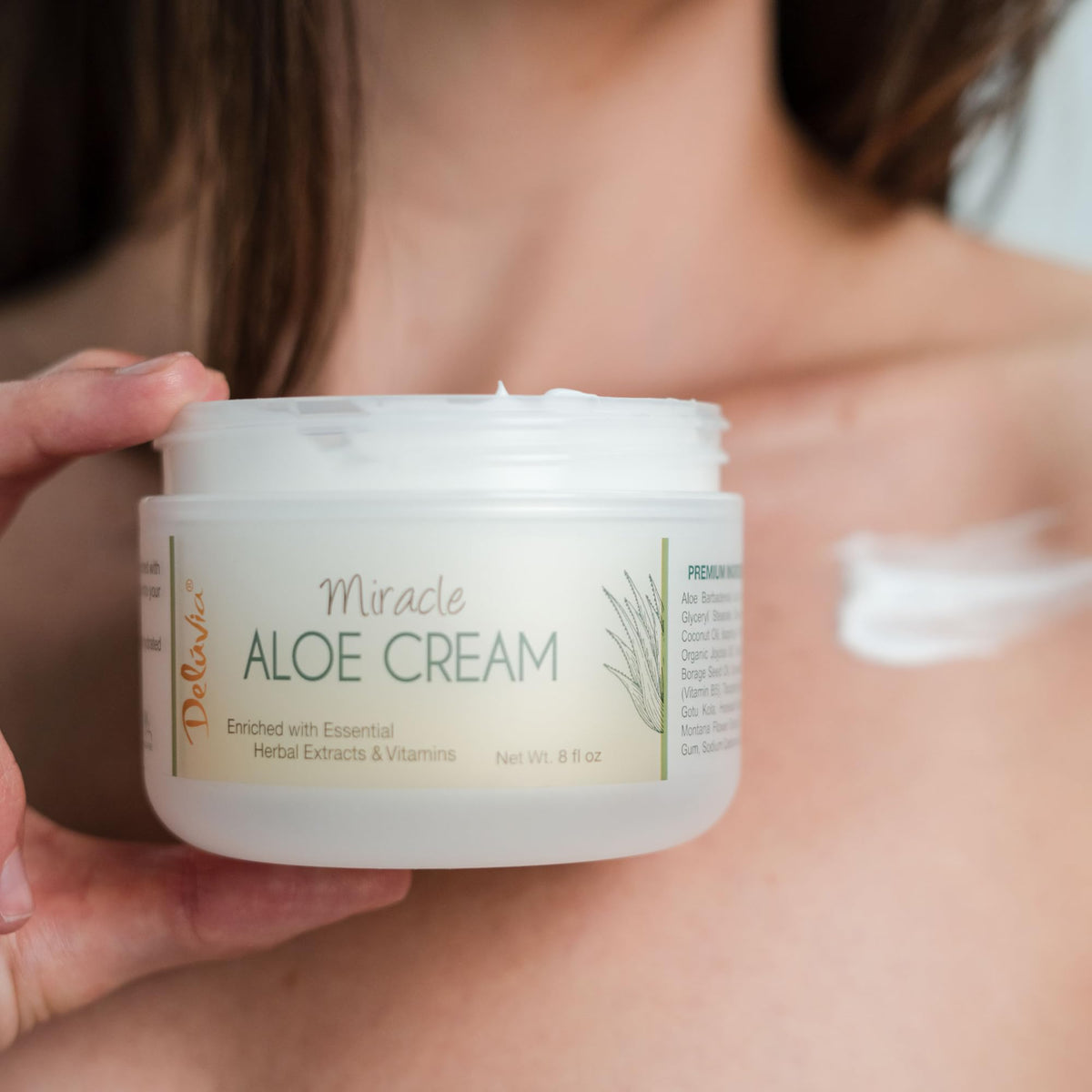 DELÚVIA ingredient label close-up highlighting organic aloe and vitamin E benefits