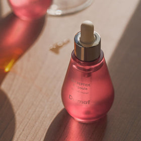 De:maf dropper dispensing clear serum to show lightweight texture and quick absorption benefit