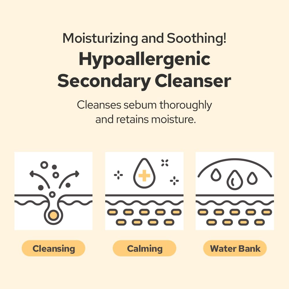 De:maf creamy foam in hand demonstrating gentle lathering benefit