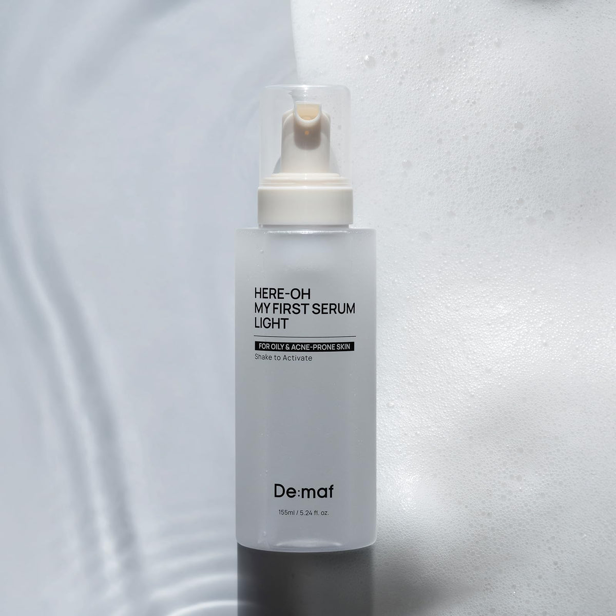 De:maf pump and cap detail highlighting easy dispensing and hygiene
