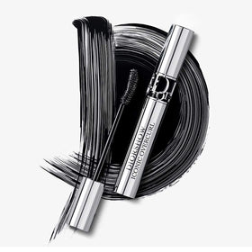 Dior lifestyle shot of applying mascara for dramatic eye definition