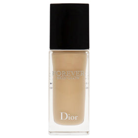 Dior foundation texture close-up displaying creamy radiant formula and hydrating finish