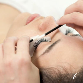 DLUX PROFESSIONAL oatmeal-tinted cream close-up for visible precise placement