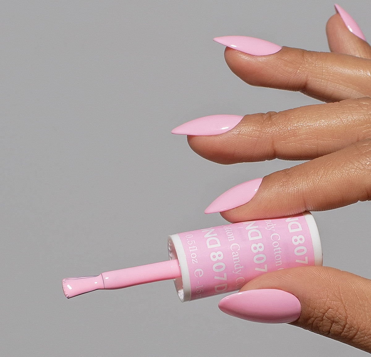 DAISY DND gel bottle close-up highlighting rich pigment for even coverage