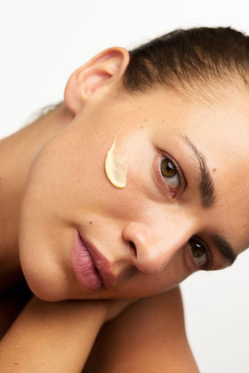 Dr. Hauschka cream on neck and décolleté showing coverage benefit: gentle hydration