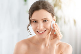 Dr Joe Lab close-up of liquid texture highlighting gentle, alcohol-free feel