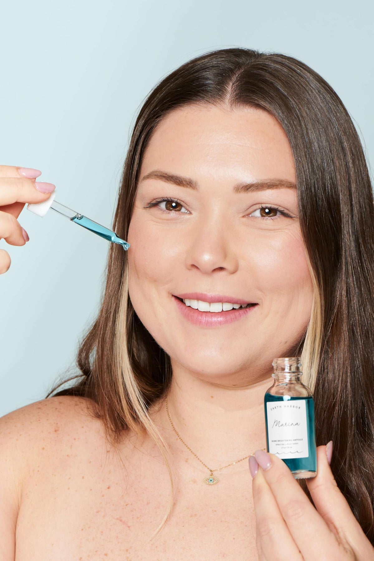 Earth Harbor ampoule next to ruler displaying 30ml size
