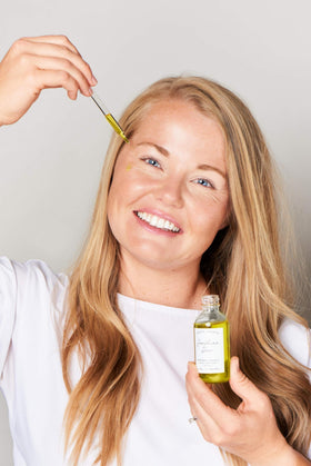 Earth Harbor cleansing oil removing waterproof mascara to demonstrate effective makeup removal