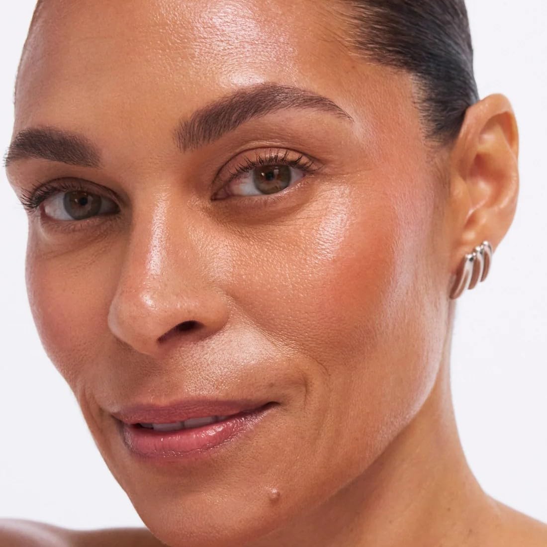 EarthsCure creamy texture blending on skin for smooth, non-streaky finish
