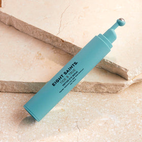 Eight Saints roller-ball close-up highlighting cooling metal applicator for instant depuffing