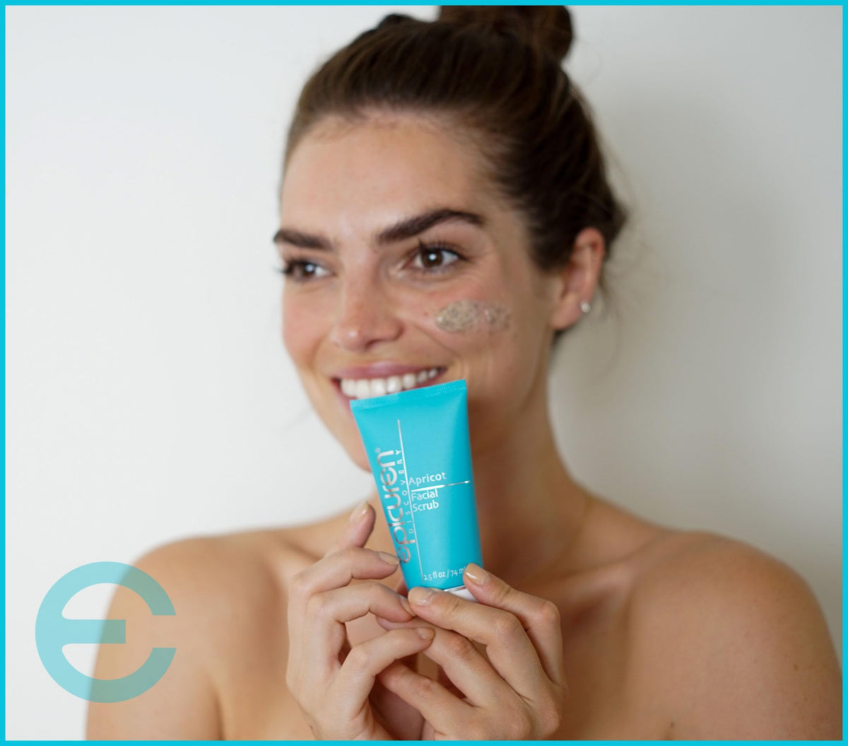 Epicuren Discovery scrub held in hand for size comparison, demonstrates convenient travel-friendly volume