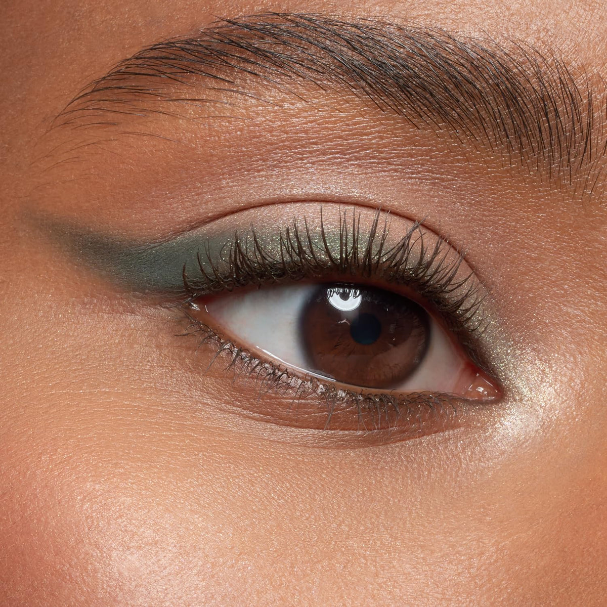 essence application on eye demonstrating lifted length and defined lashes