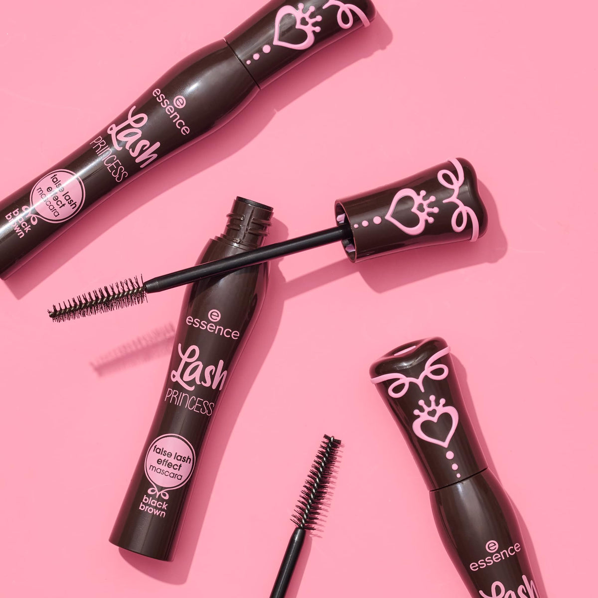essence lifestyle model wearing mascara for natural false-lash effect