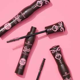 essence lifestyle model wearing mascara for natural false-lash effect
